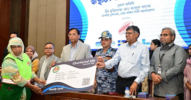 পরিচ্ছন্নতাকর্মীদের মধ্যে ‘স্বাস্থ্য কার্ড’ বিতরণ করা হয়েছে